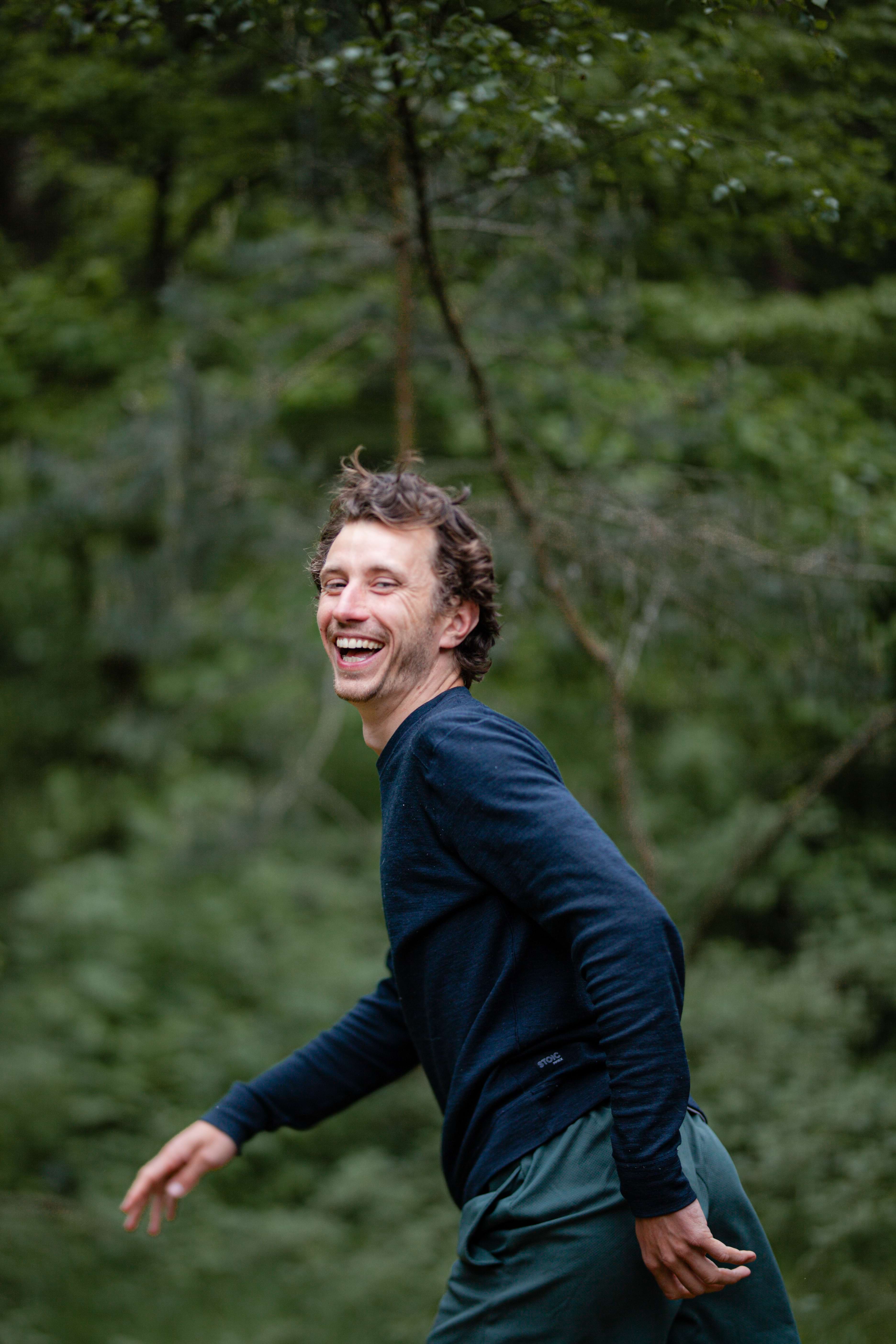 Vincent lachend gedraaid buiten